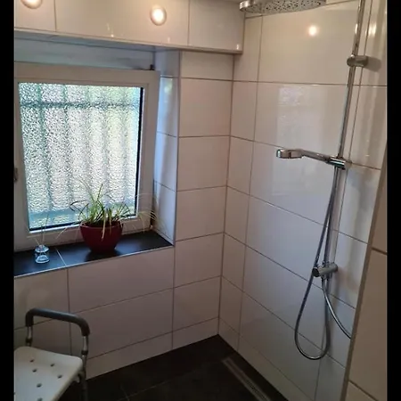Nana-eg-80m2 Sanierter Altbau-parkplatz-kleiner Garten-wlan-netflix-2zimmer-kueche-dusche-wanne-waschmaschine * オーバーハウゼン