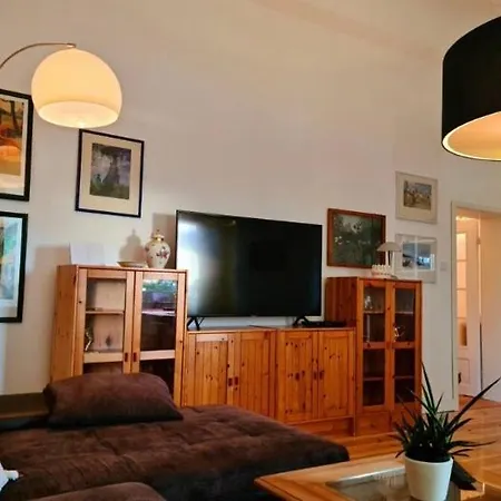 Nana-eg-80m2 Sanierter Altbau-parkplatz-kleiner Garten-wlan-netflix-2zimmer-kueche-dusche-wanne-waschmaschine