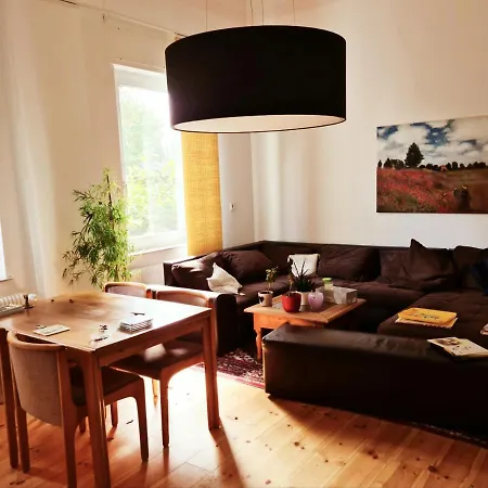 Nana-eg-80m2 Sanierter Altbau-parkplatz-kleiner Garten-wlan-netflix-2zimmer-kueche-dusche-wanne-waschmaschine *