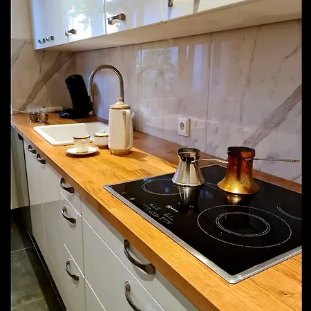 Nana-eg-80m2 Sanierter Altbau-parkplatz-kleiner Garten-wlan-netflix-2zimmer-kueche-dusche-wanne-waschmaschine アパート オーバーハウゼン