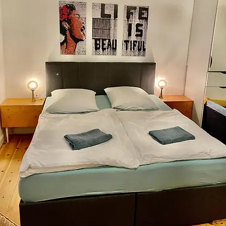 Apartment Nana-eg-80m2 Sanierter Altbau-parkplatz-kleiner Garten-wlan-netflix-2zimmer-kueche-dusche-wanne-waschmaschine *