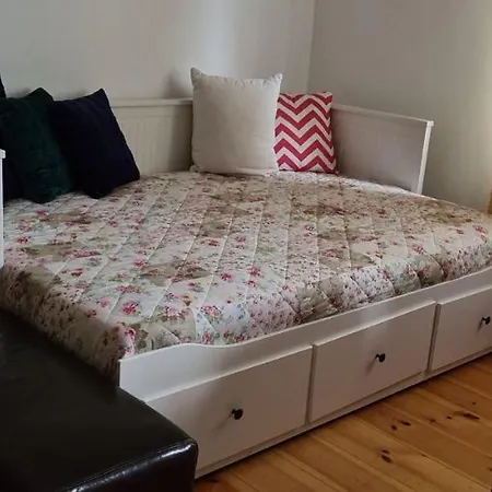 Nana-eg-80m2 Sanierter Altbau-parkplatz-kleiner Garten-wlan-netflix-2zimmer-kueche-dusche-wanne-waschmaschine Apartment *