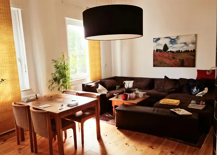 Nana-eg-80m2 Sanierter Altbau-parkplatz-kleiner Garten-wlan-netflix-2zimmer-kueche-dusche-wanne-waschmaschine *