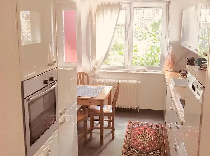 Nana-eg-80m2 Sanierter Altbau-parkplatz-kleiner Garten-wlan-netflix-2zimmer-kueche-dusche-wanne-waschmaschine *