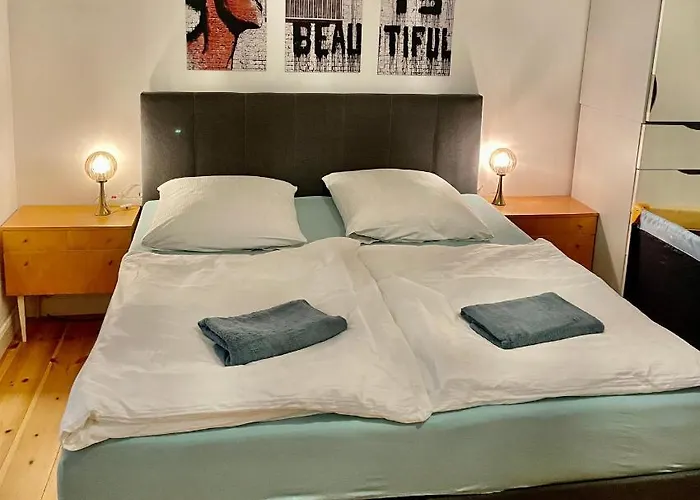 Appartement Nana-eg-80m2 Sanierter Altbau-parkplatz-kleiner Garten-wlan-netflix-2zimmer-kueche-dusche-wanne-waschmaschine *