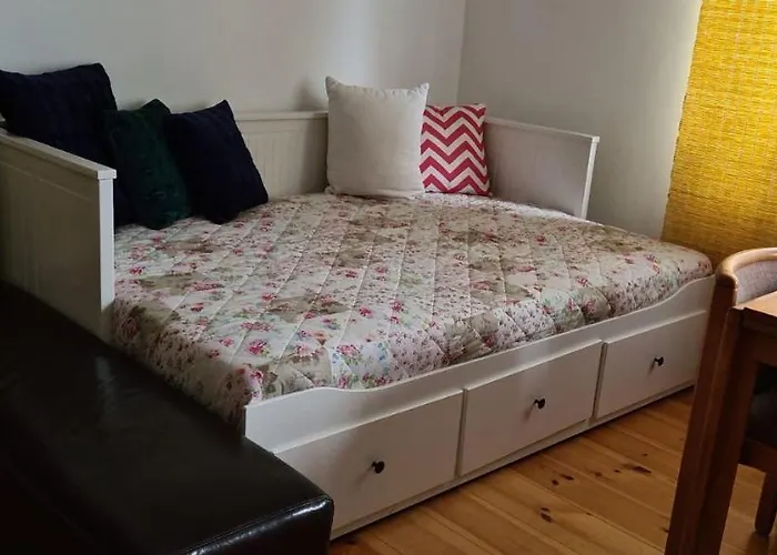 Nana-eg-80m2 Sanierter Altbau-parkplatz-kleiner Garten-wlan-netflix-2zimmer-kueche-dusche-wanne-waschmaschine Appartement *